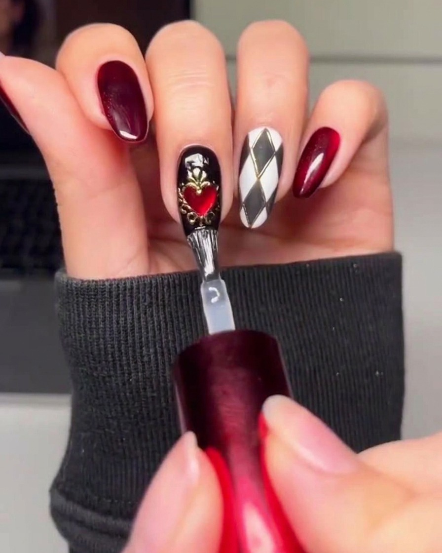 Un pincel aplicando una capa final de top coat transparente brillante sobre los diseños de uñas terminados.