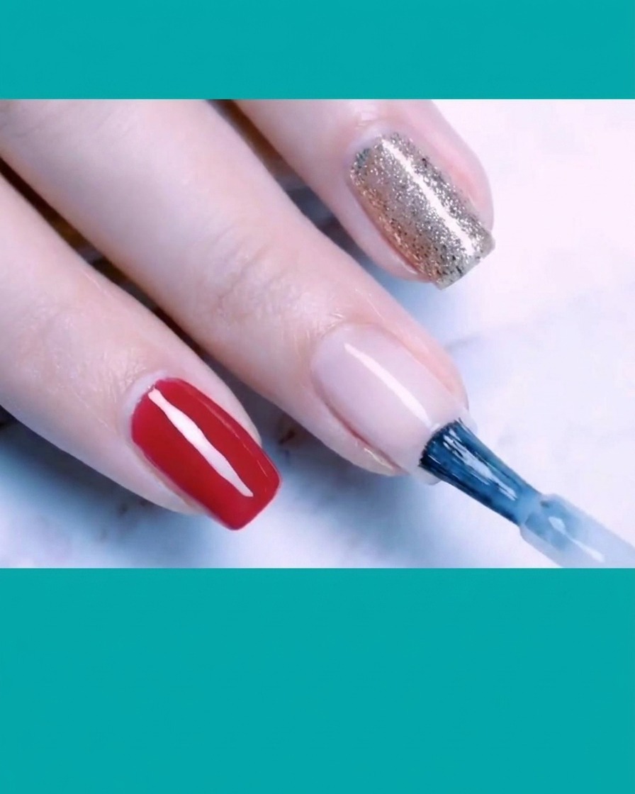 Un pincel aplicando una segunda capa de esmalte base blanco lechoso sobre la superficie de la uña.