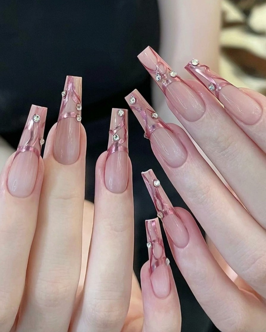 Una cuña de esponja de maquillaje amarilla con esmalte de gel rosa siendo aplicada a toques en la punta de una uña transparente.