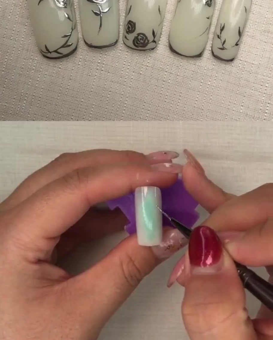 Un pincel aplicando una capa de esmalte de gel color blanco lechoso transparente sobre una uña.