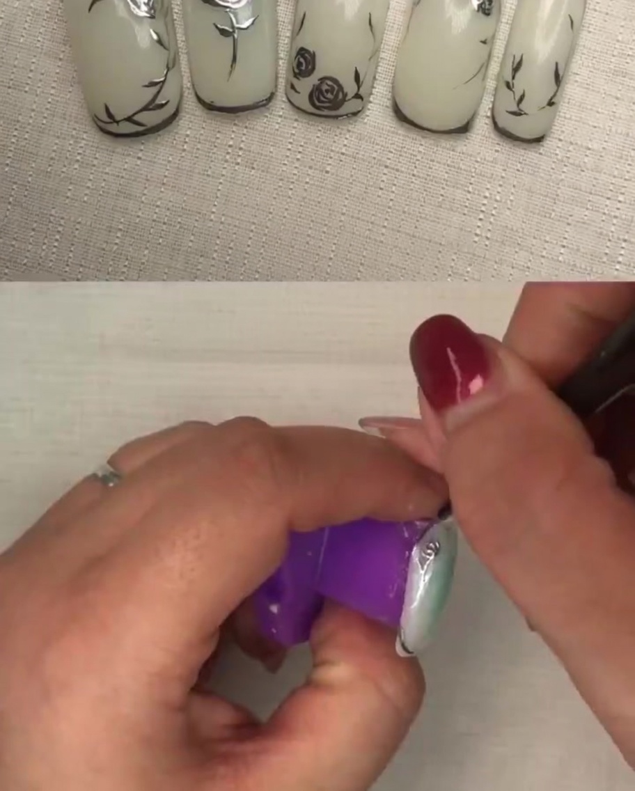 Una mano dentro de una lámpara UV/LED durante el proceso de curado para el diseño de uñas final.