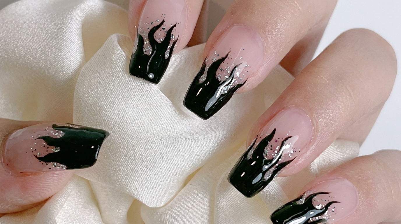 Diseño de uñas con llamas negras y degradado plateado — Tutorial paso a paso