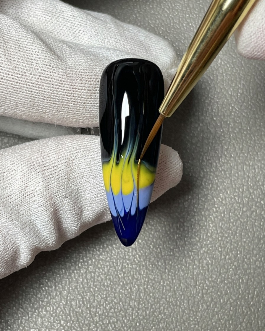 Una mano colocada bajo una lámpara profesional UV/LED, curando la capa de esmalte negro.