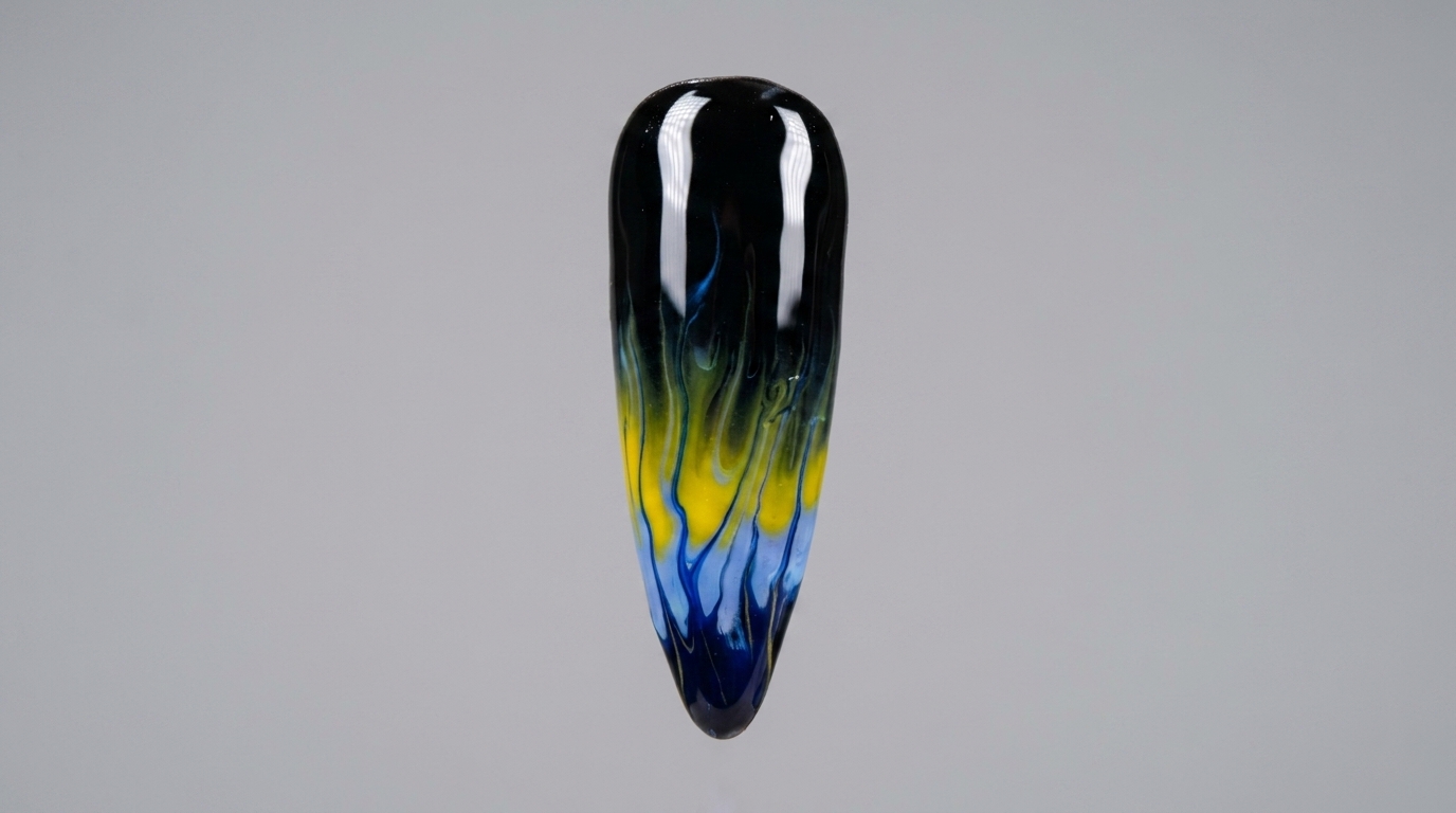 Primer plano de una uña almendrada terminada, que luce un vibrante diseño de llamas en azul y amarillo sobre una base negra brillante.