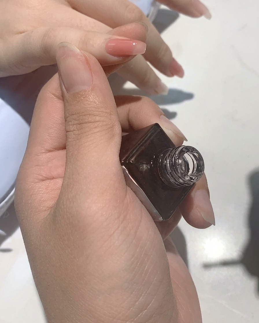 Uñas dentro de una lámpara UV curándose durante el proceso de manicura.