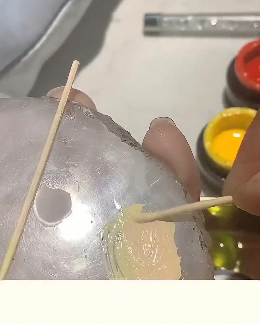 Una mezcla de gel color melocotón suave y completamente combinada en una paleta de cristal.