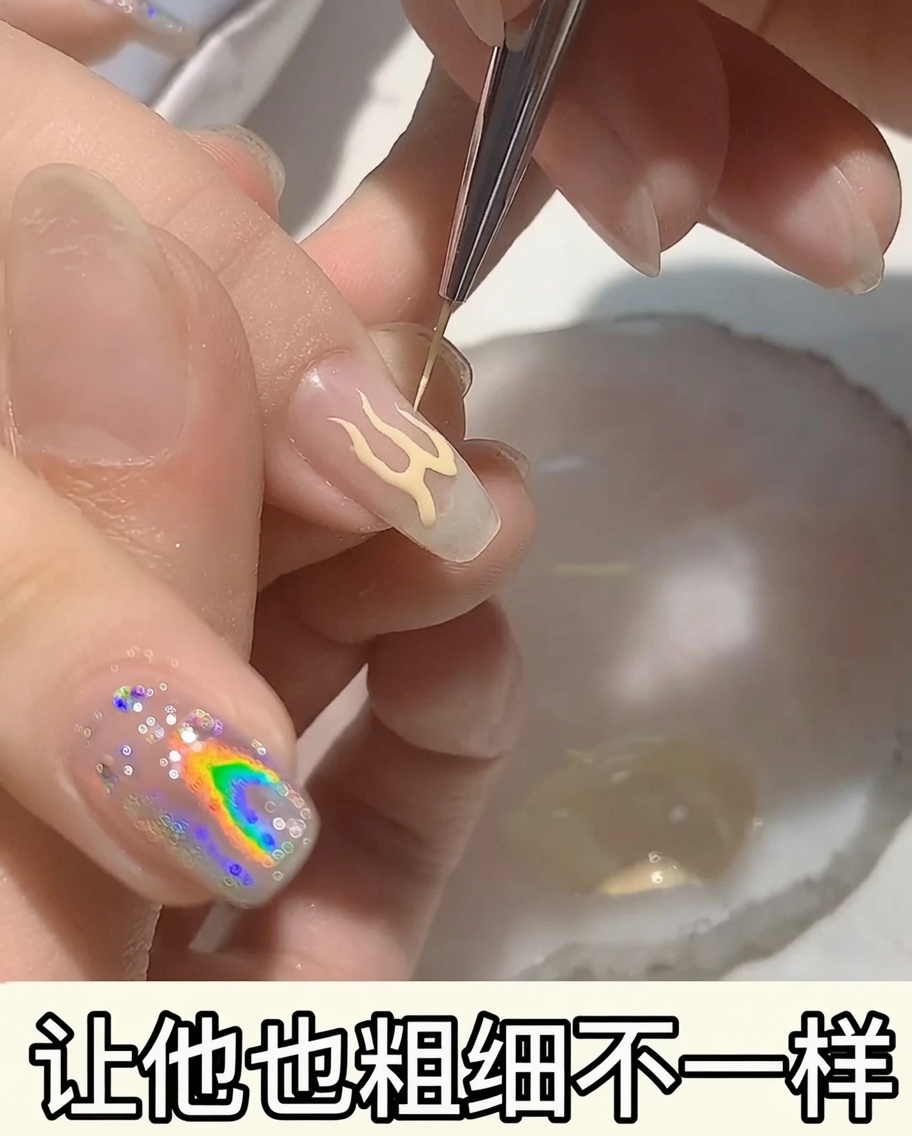 Primer plano de un diseño de llama en una uña que se está engrosando con esmalte de gel tono melocotón.