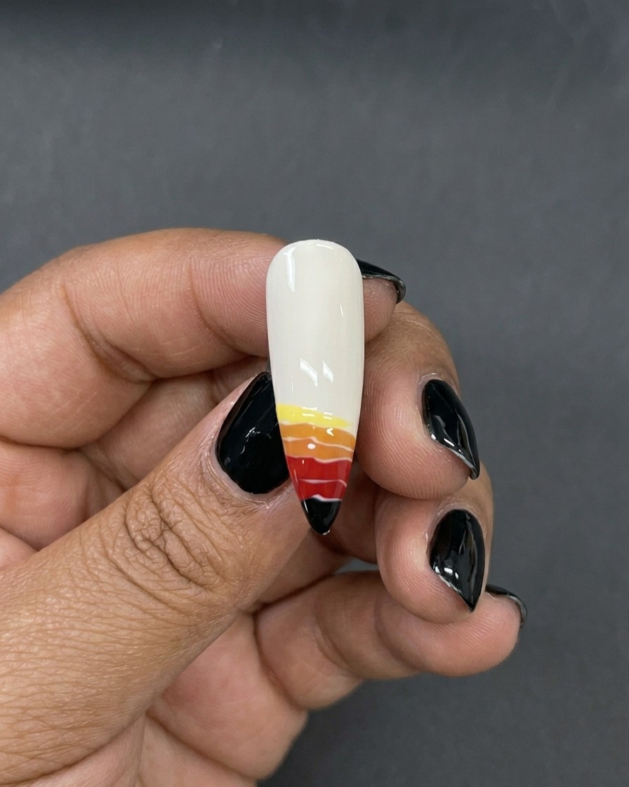 Un pincel delineador fino aplicando una fina franja de gel amarillo sobre las bandas roja y naranja.