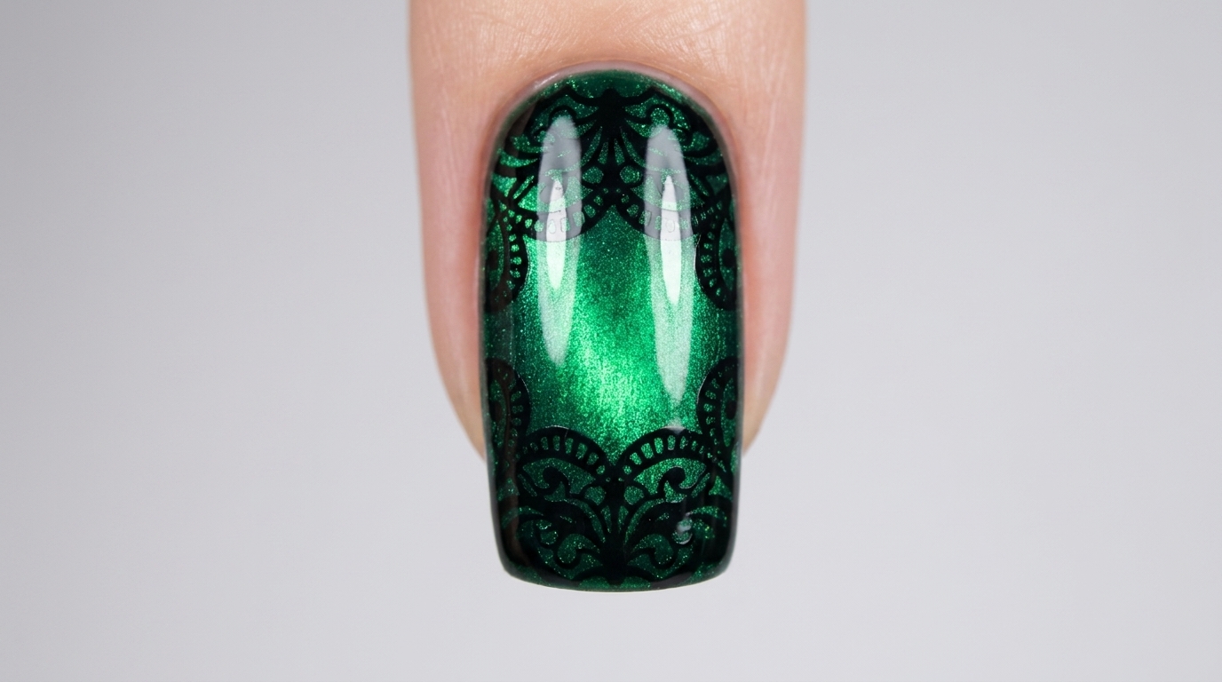 Brillante reflejo verde ojo de gato cubierto por un intrincado y nítido stamping negro con diseño de celosía floral.