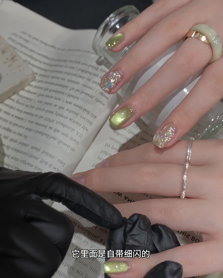 Una herramienta magnética colocada sobre una uña pintada con esmalte verde húmedo.