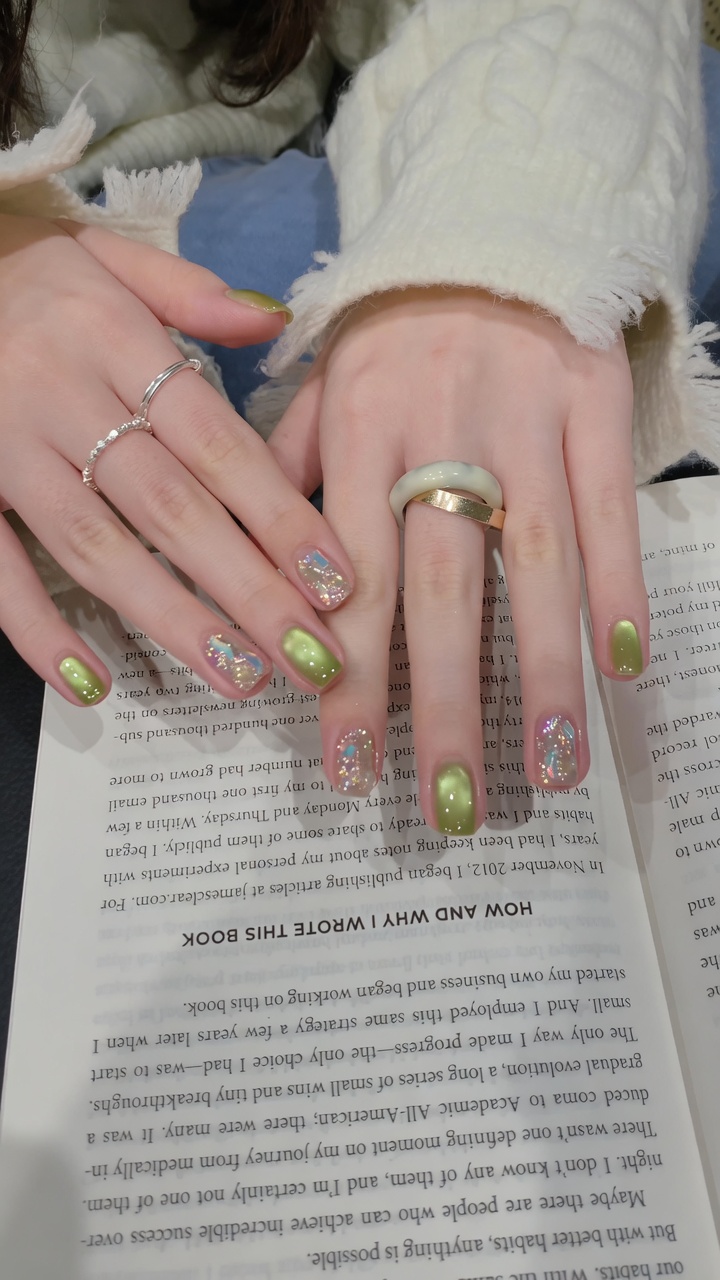 Uñas verdes efecto ojo de gato con detalle en glitter: Tutorial paso a paso