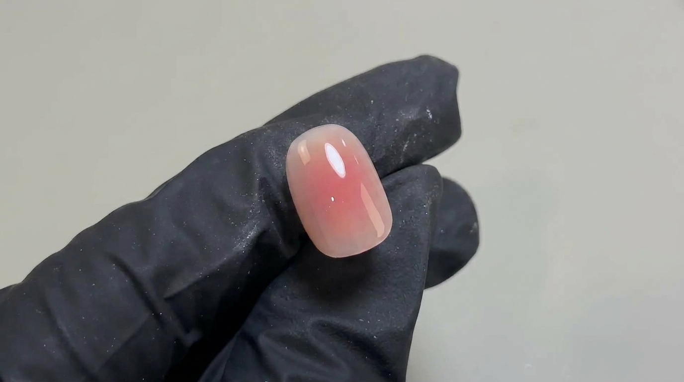 Un diseño de uñas blush natural y delicado con un suave degradado rosa sobre uñas cortas redondeadas con acabado brillante.