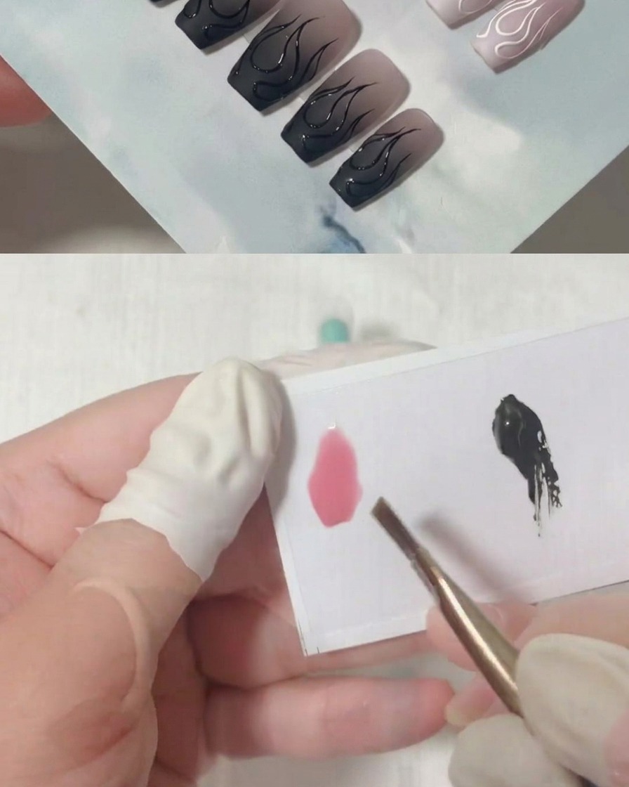 Un pincel aplicando una capa superior mate transparente sobre una uña de color degradado.
