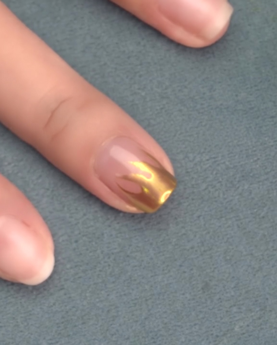 Uñas dentro de la lámpara de curado durante el ciclo de top coat mate.