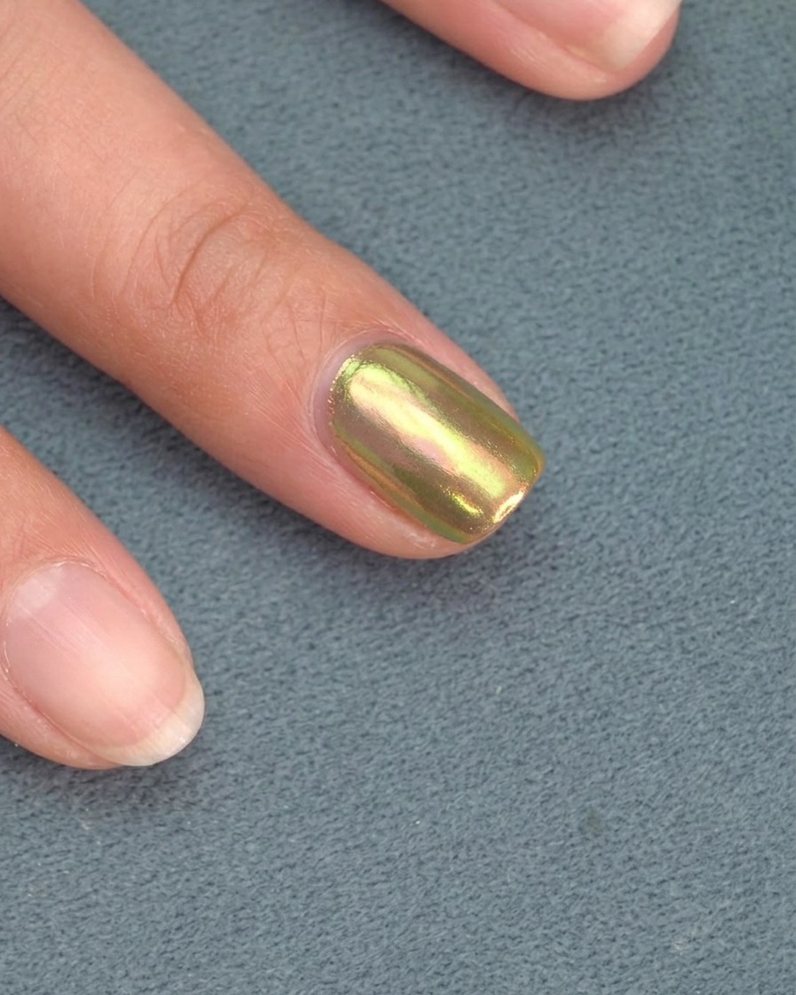 Uñas descansando bajo una lámpara LED durante el proceso de curado.
