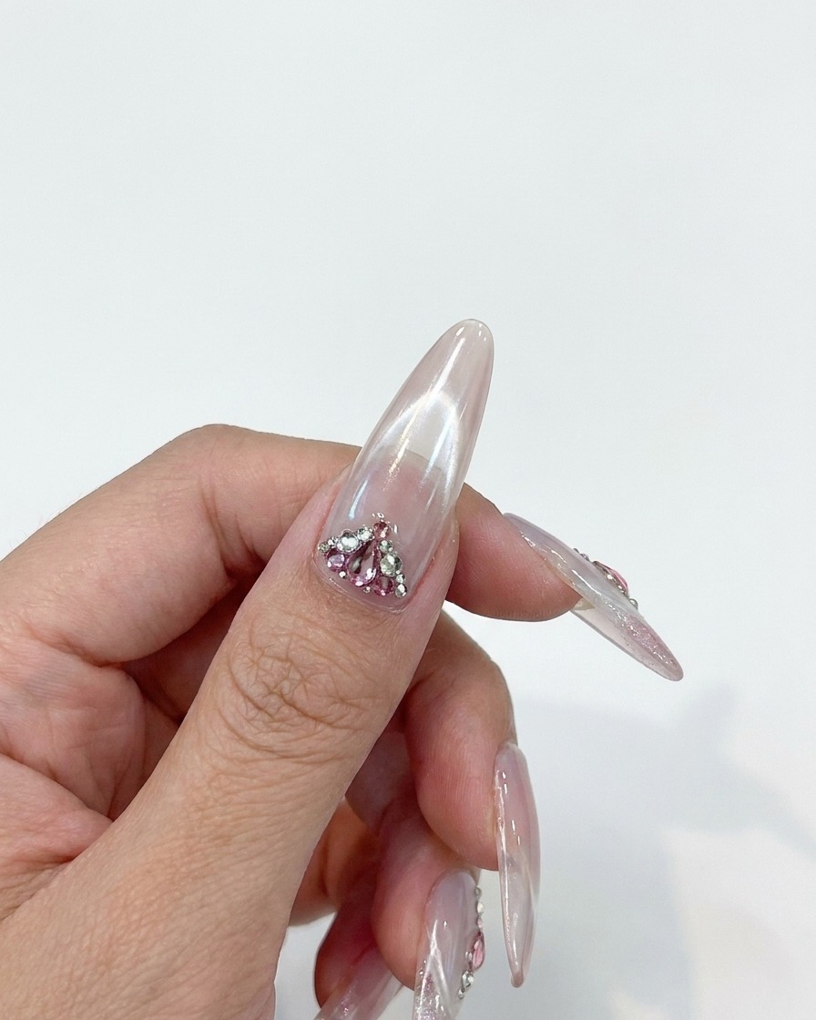 Primer plano de una mano dentro de una lámpara de curado de uñas.