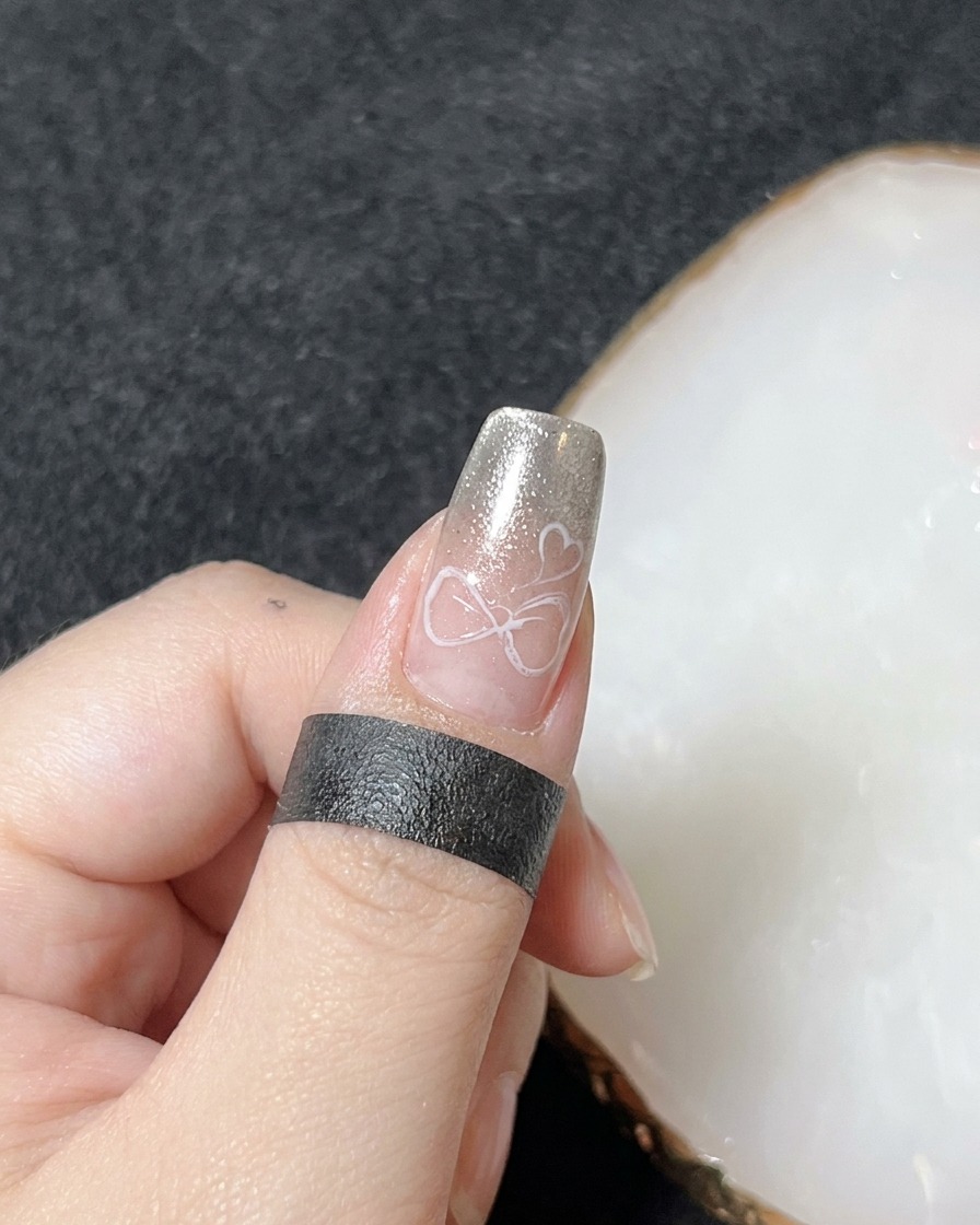 Una mano colocada dentro de una lámpara UV profesional durante el proceso de curado del arte en gel 3D.