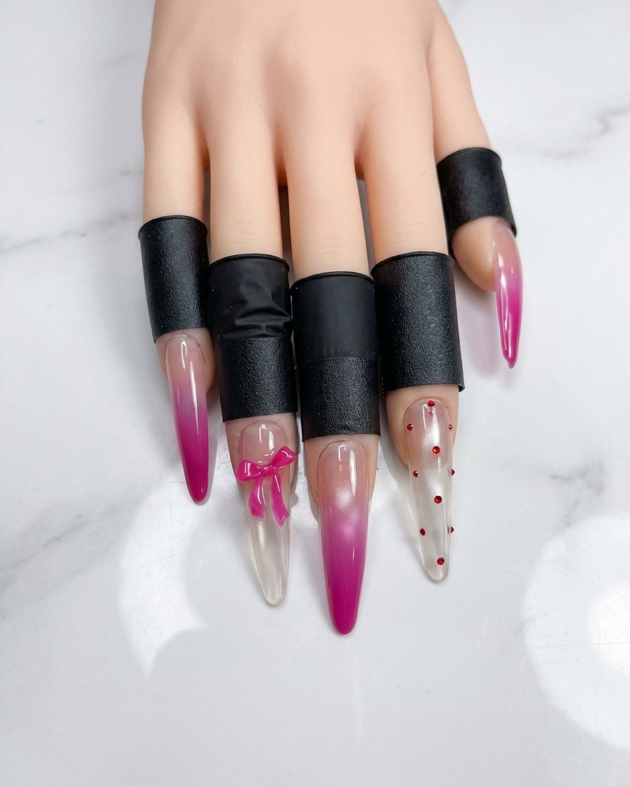 Un pincel de nail art aplicando esmalte de gel metálico gris en una sola uña.