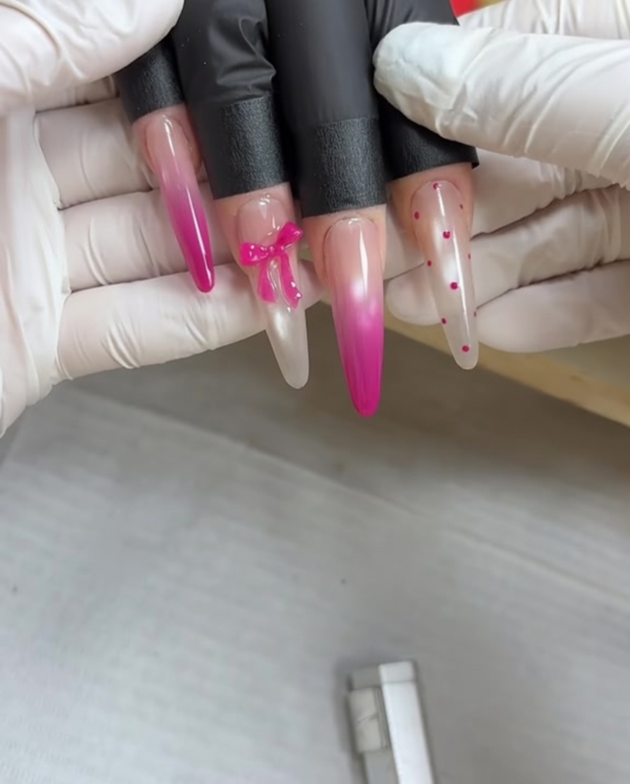 Una mano descansando dentro de una lámpara de uñas UV para curar el esmalte en gel.