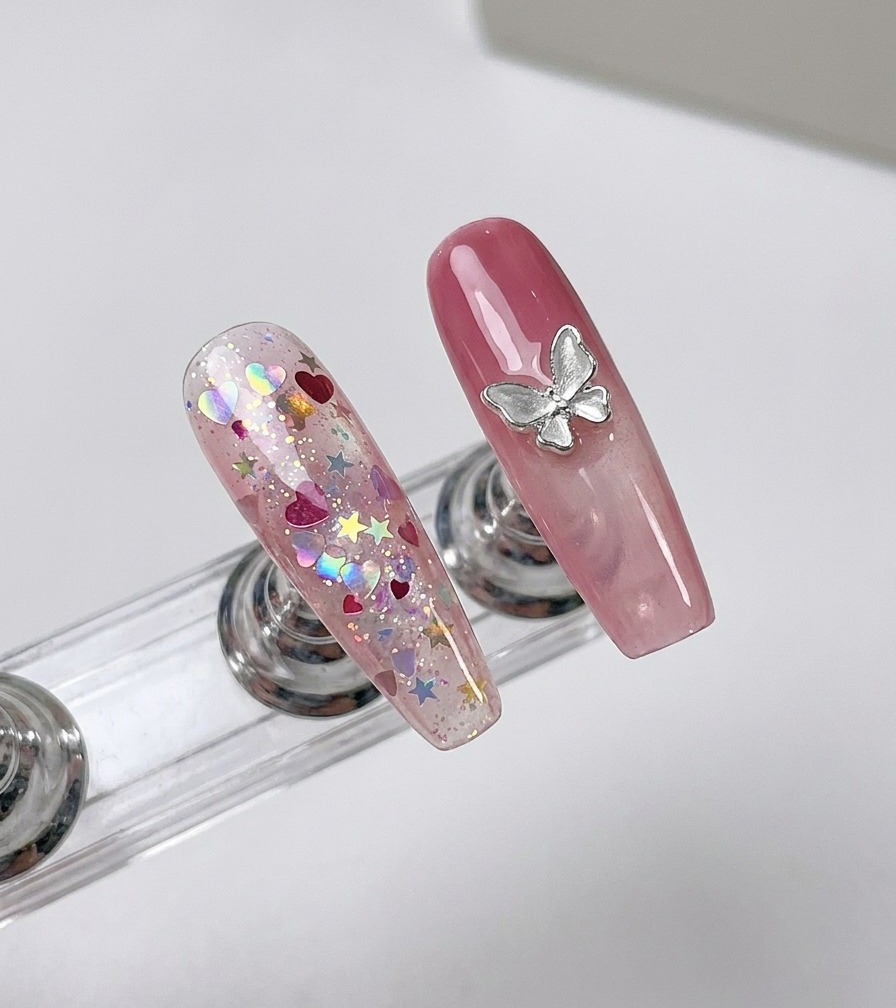 Un primer plano de un dedo con una uña cubierta de glitter siendo posicionada bajo una lámpara de curado.