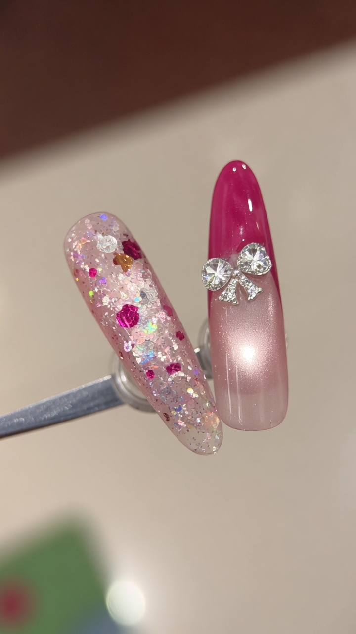 Manicura Francesa en Rojo Rosa: Estilo 'Cat Eye' con Lazo de Pedrería