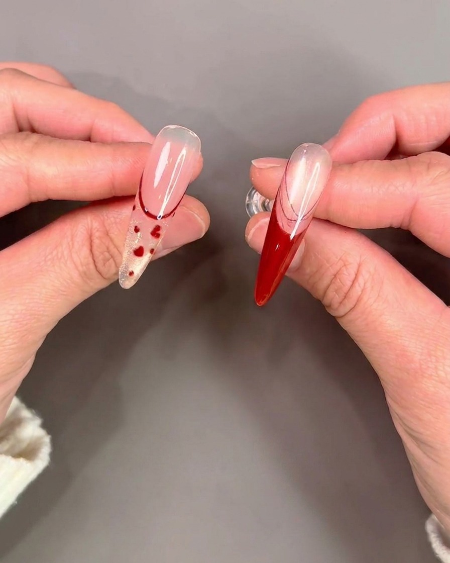 Un pincel aplicando un top coat transparente y brillante sobre un diseño de uñas completado.