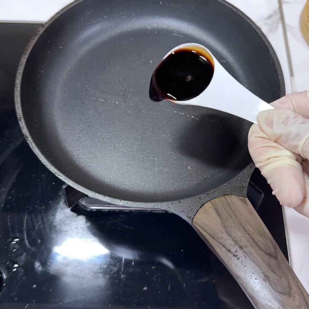 Detallando el nudo central de un lazo de gel blanco 3D sobre una uña.