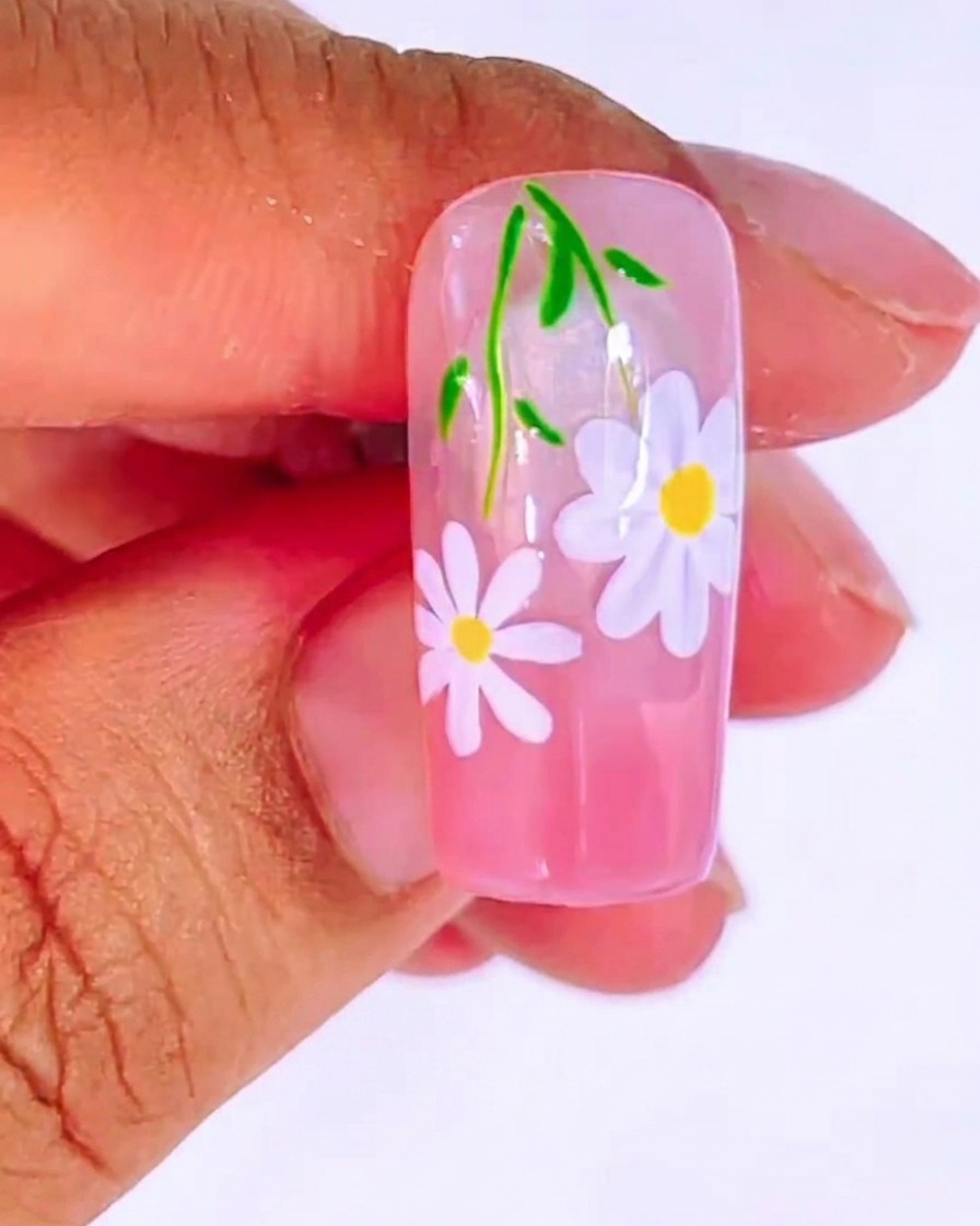 Un tip de uña con una base de degradado rosa suave aplicada.