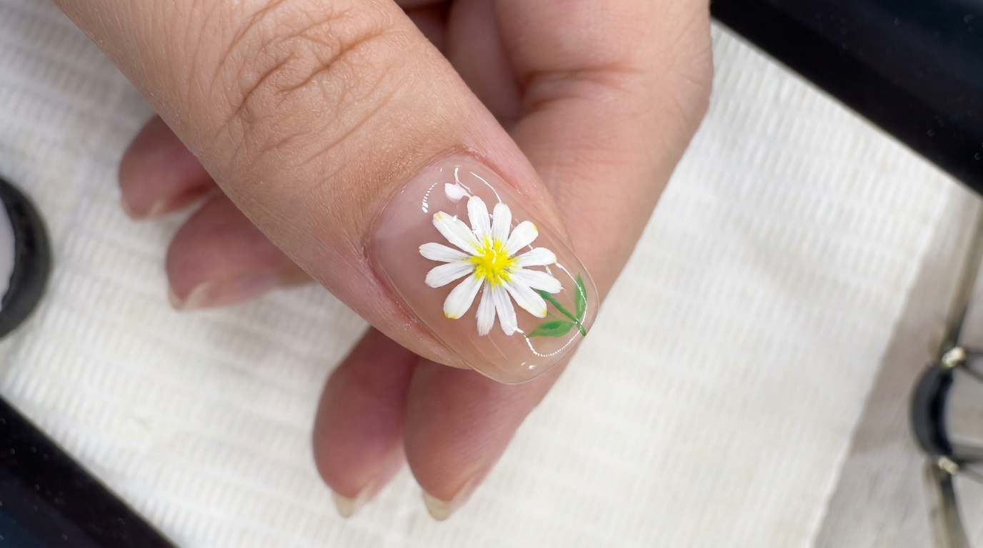 Cómo pintar una margarita delicada en tus uñas: tutorial paso a paso