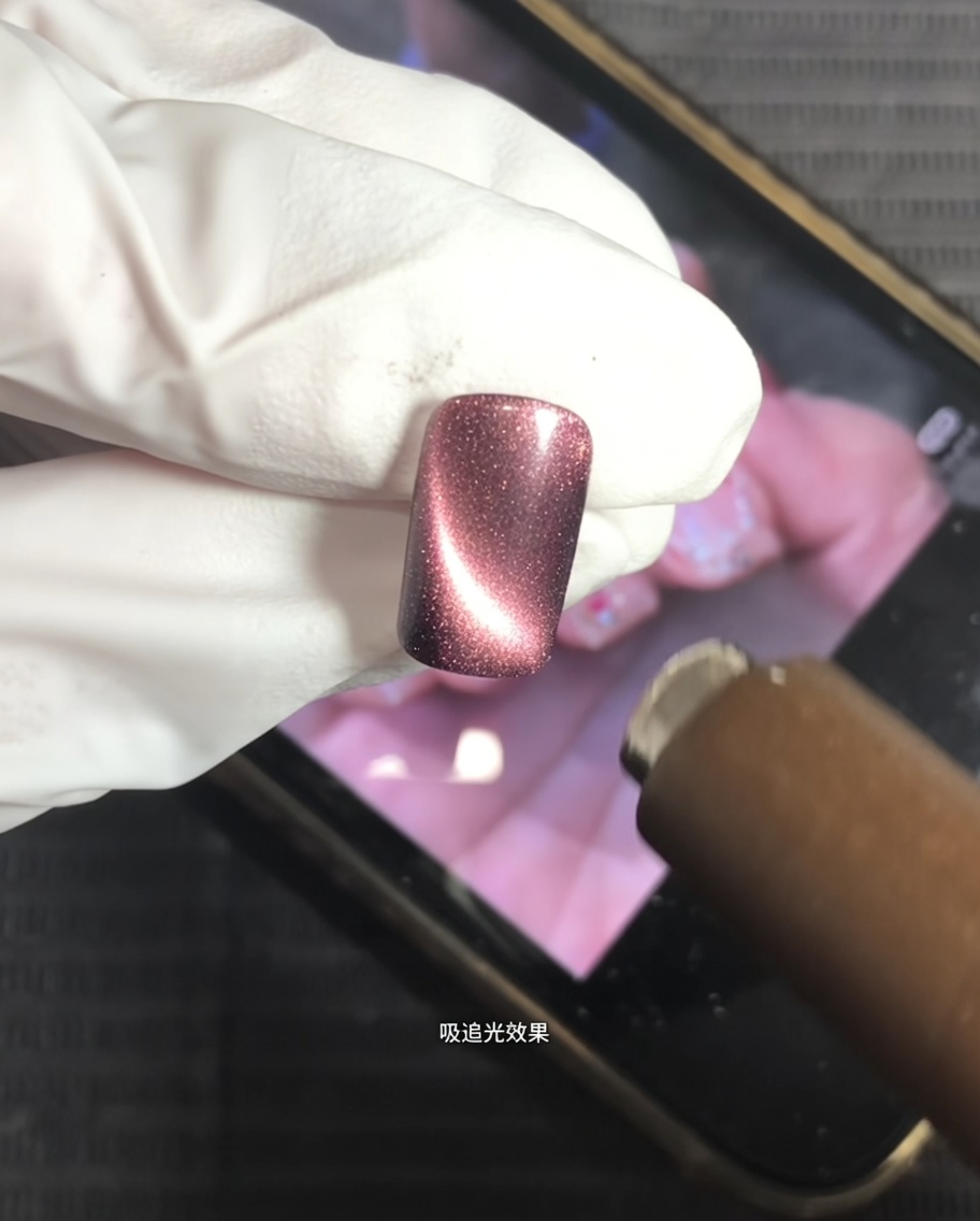 Imán sobre una uña con gel cat-eye creando un brillo centralizado.