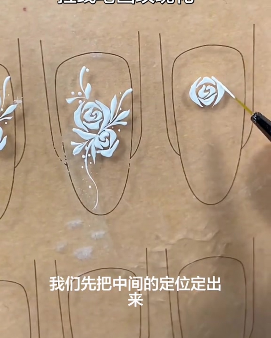 Un pincel liner añadiendo pequeños trazos curvos a los lados de la rosa para construir su volumen.
