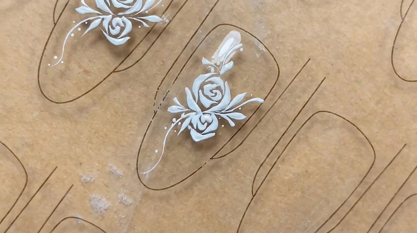 Elegante diseño de uñas con rosas blancas y pincel liner — Tutorial paso a paso