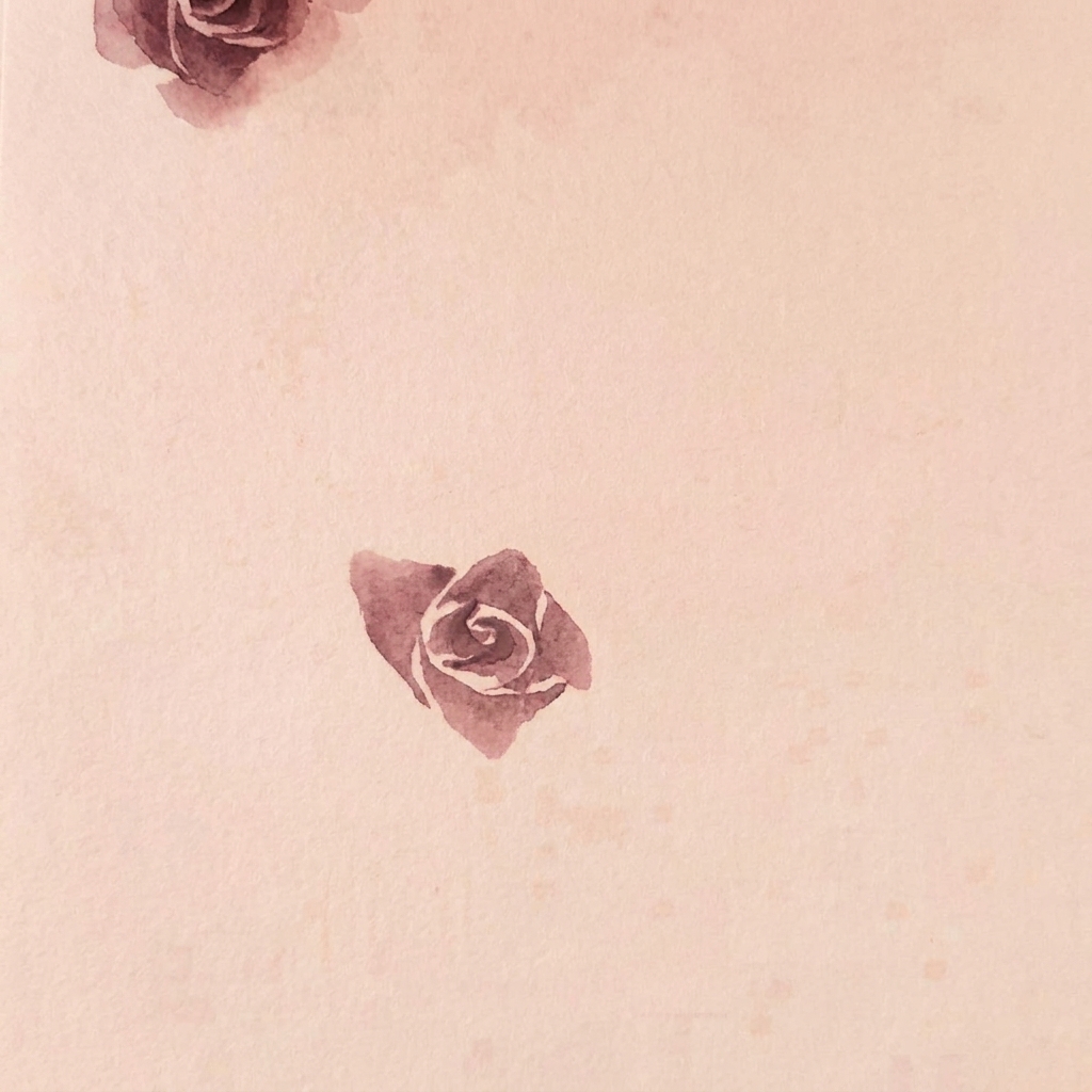 Una rosa de acuarela sobre papel mostrando tres capas distintas de pétalos formando la flor.