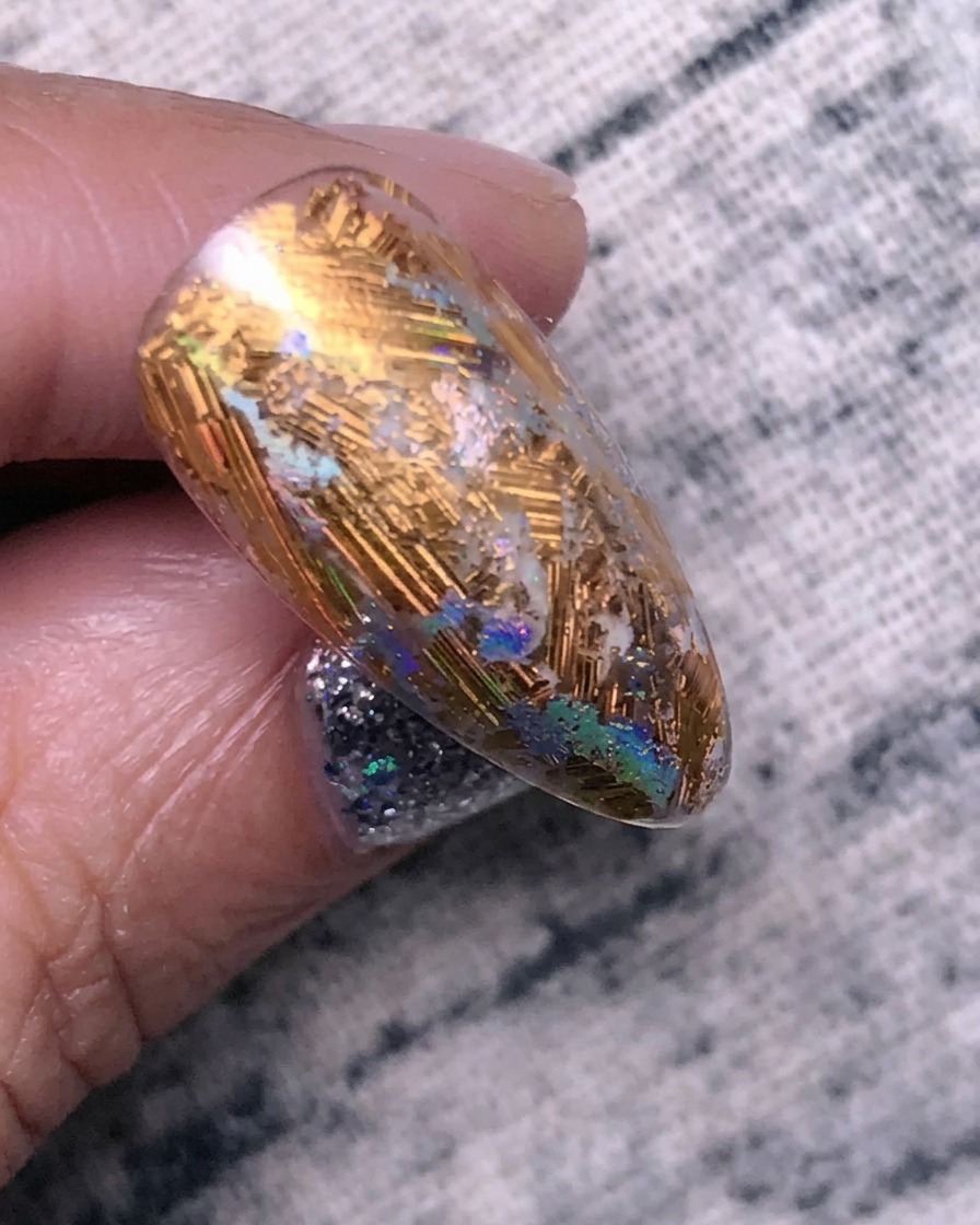 Uñas curándose bajo una lámpara UV/LED después de la aplicación del gel fortalecedor.