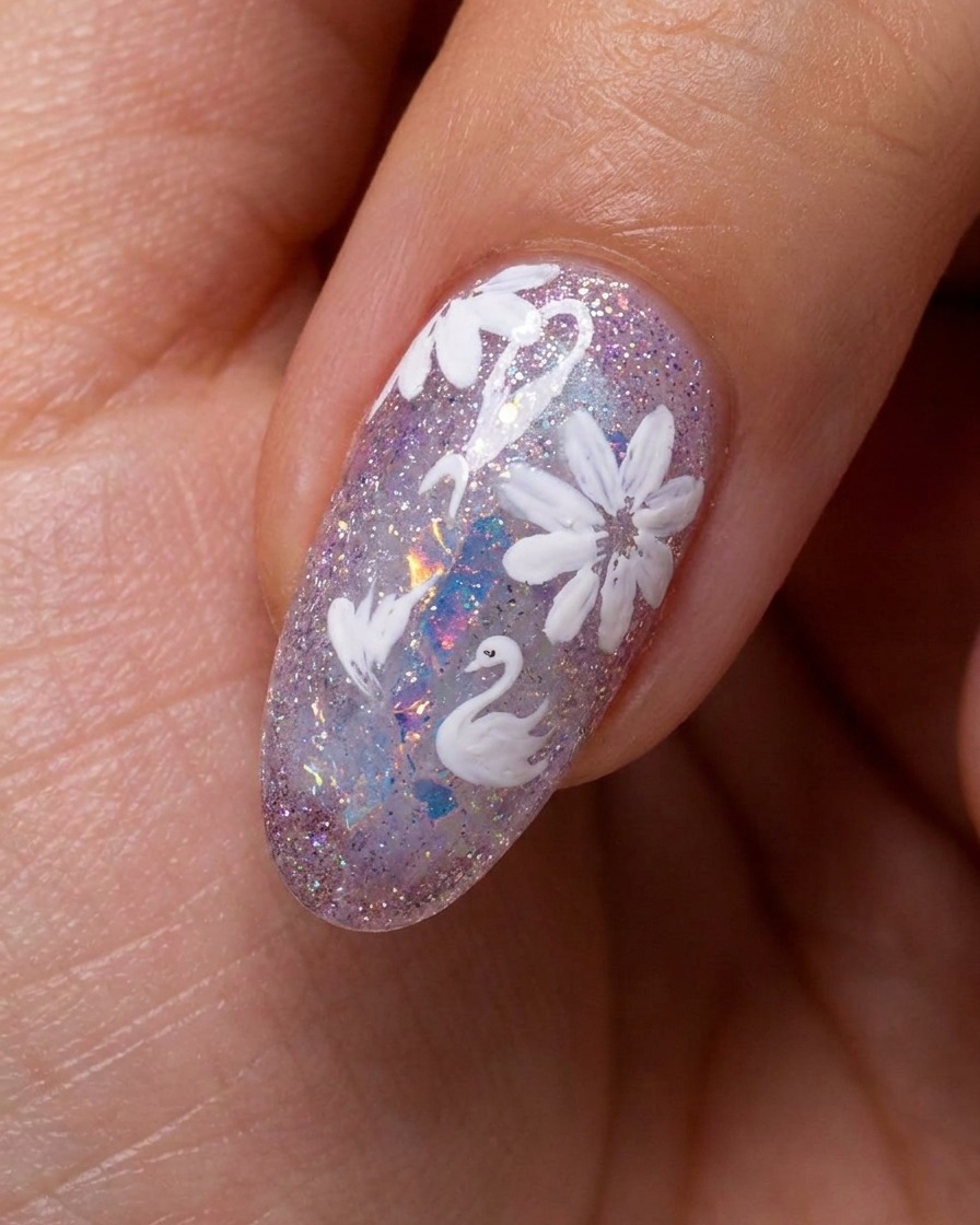 Primer plano de una uña con pétalos de margarita blancos parcialmente pintados sobre un fondo brillante, siendo refinados con un pincel de detalle.