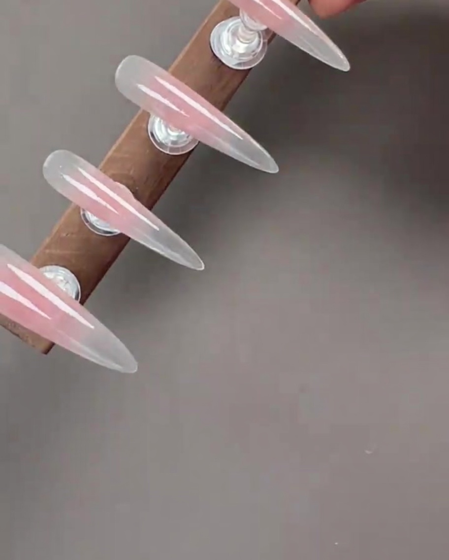 Uñas con gel cat-eye aplicado, mostrando el efecto magnético brillante.