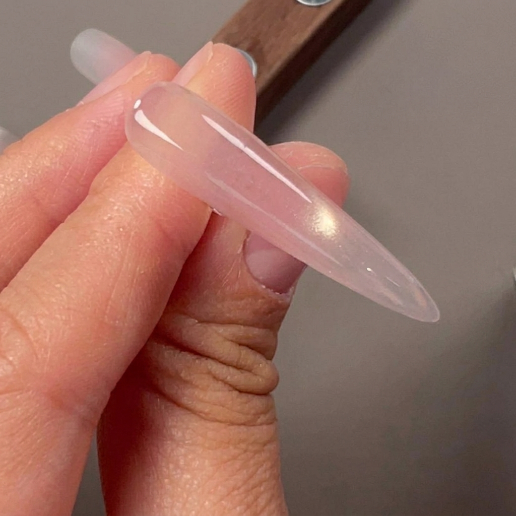 Una uña que presenta un efecto de luz lateral cat-eye nítido creado con un imán.