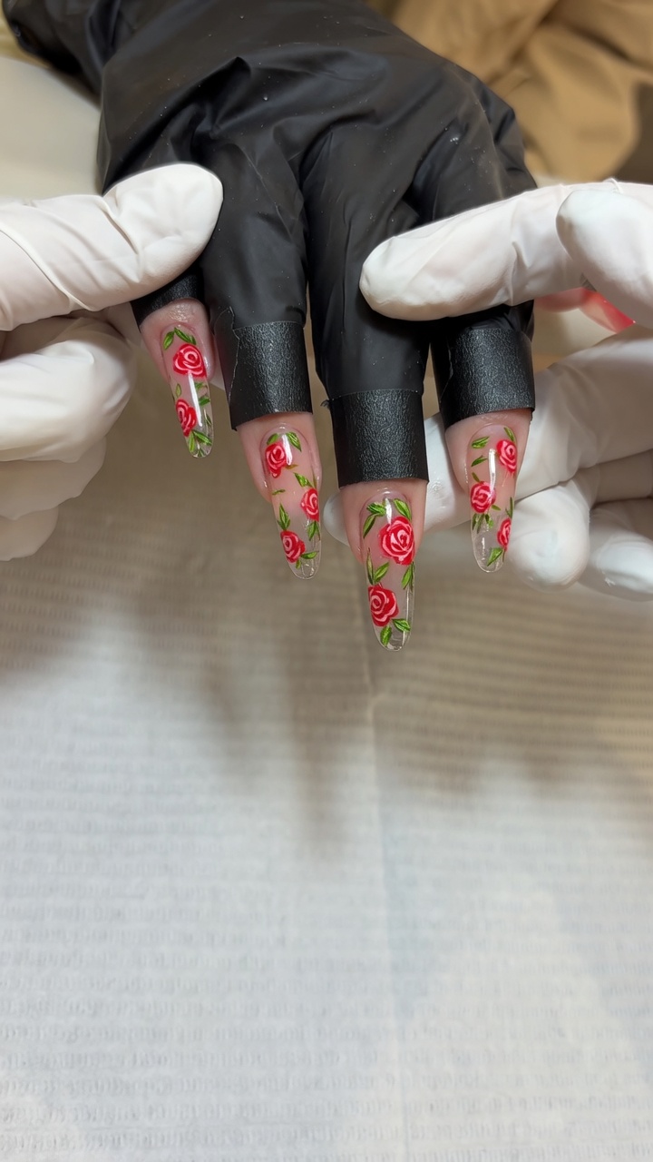 Diseño de Uñas con Rosas a Mano Alzada — Tutorial Floral Elegante