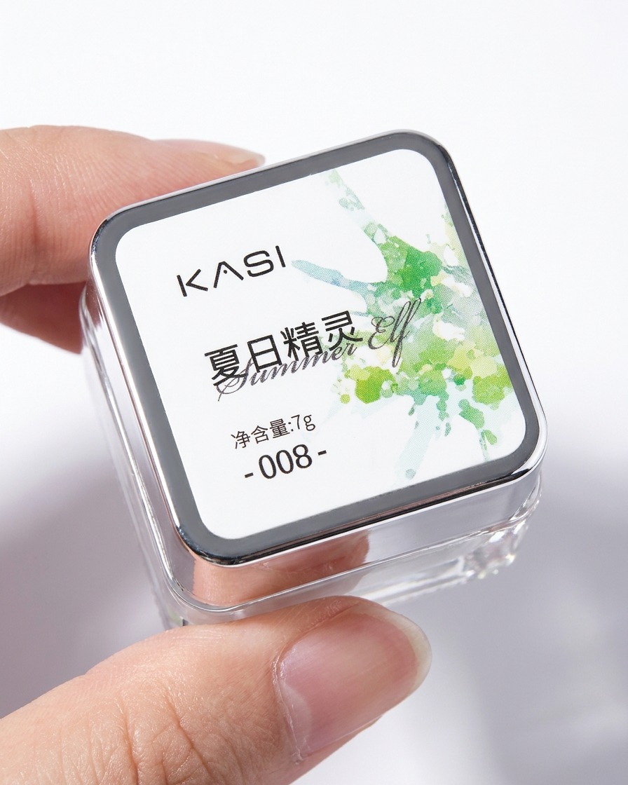Un pincel de uñas aplicando un esmalte de gel dorado vibrante del tarro KASI Summer Elf 008 en el lado interior de un tip.