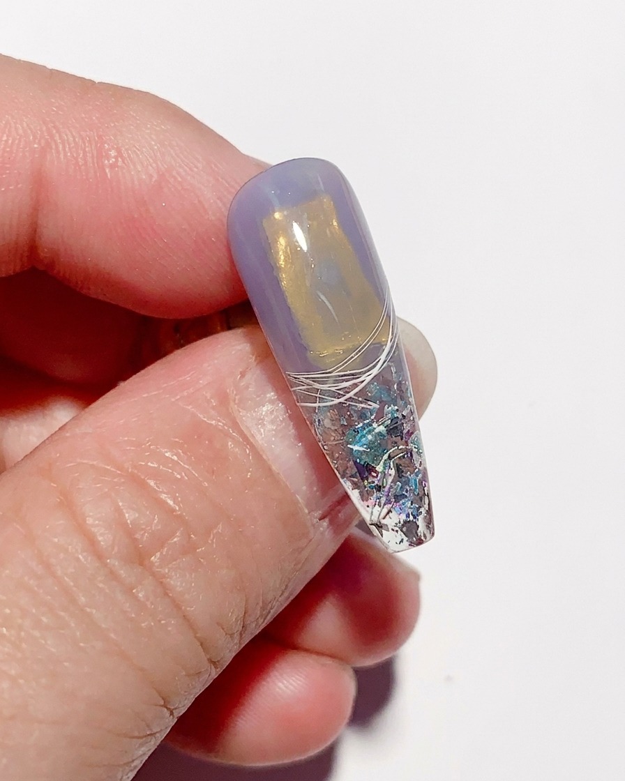 Un tip de uña texturizado y curado después de retirar el papel film, revelando un acabado de cristal arrugado único.