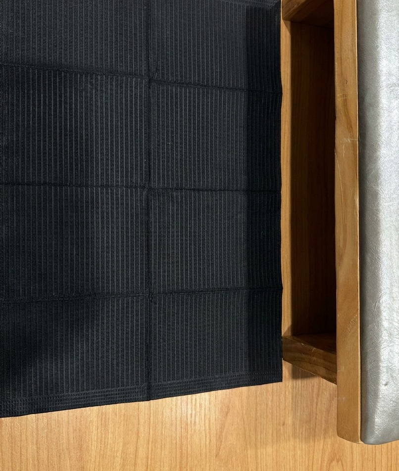 Un pincel aplicando una capa húmeda de gel base transparente sobre el tip de uña preparado.