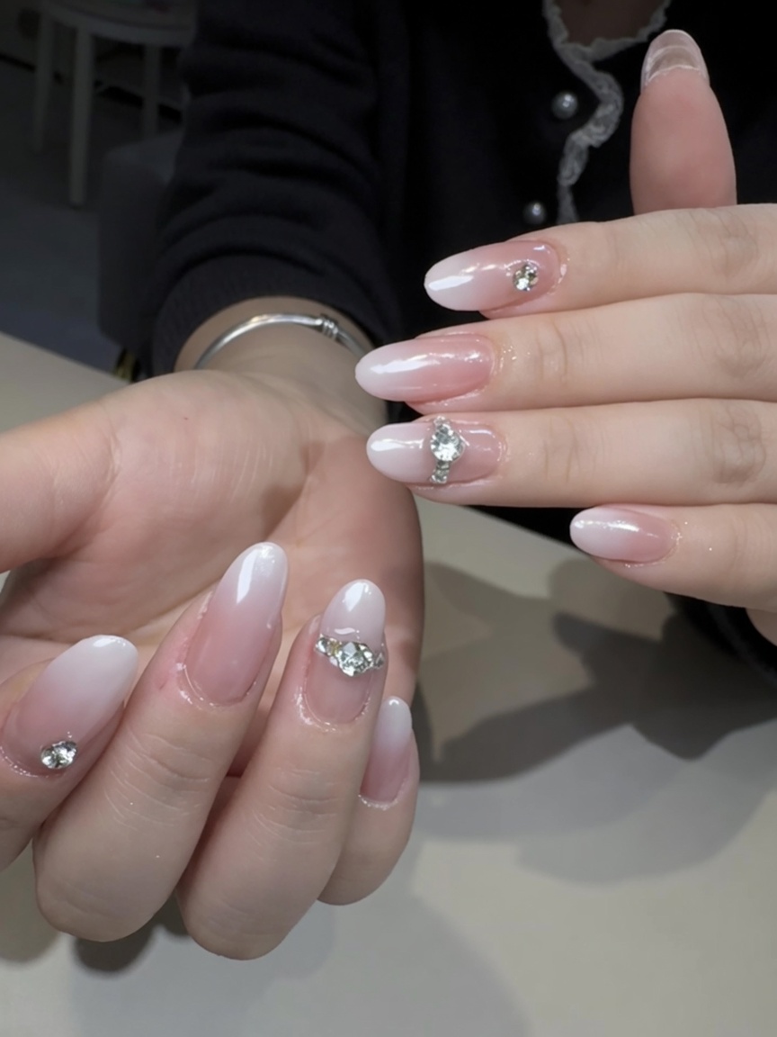 Uñas Ombré Blancas con Efecto Glaseado Aurora y Pedrería — Tutorial Paso a Paso