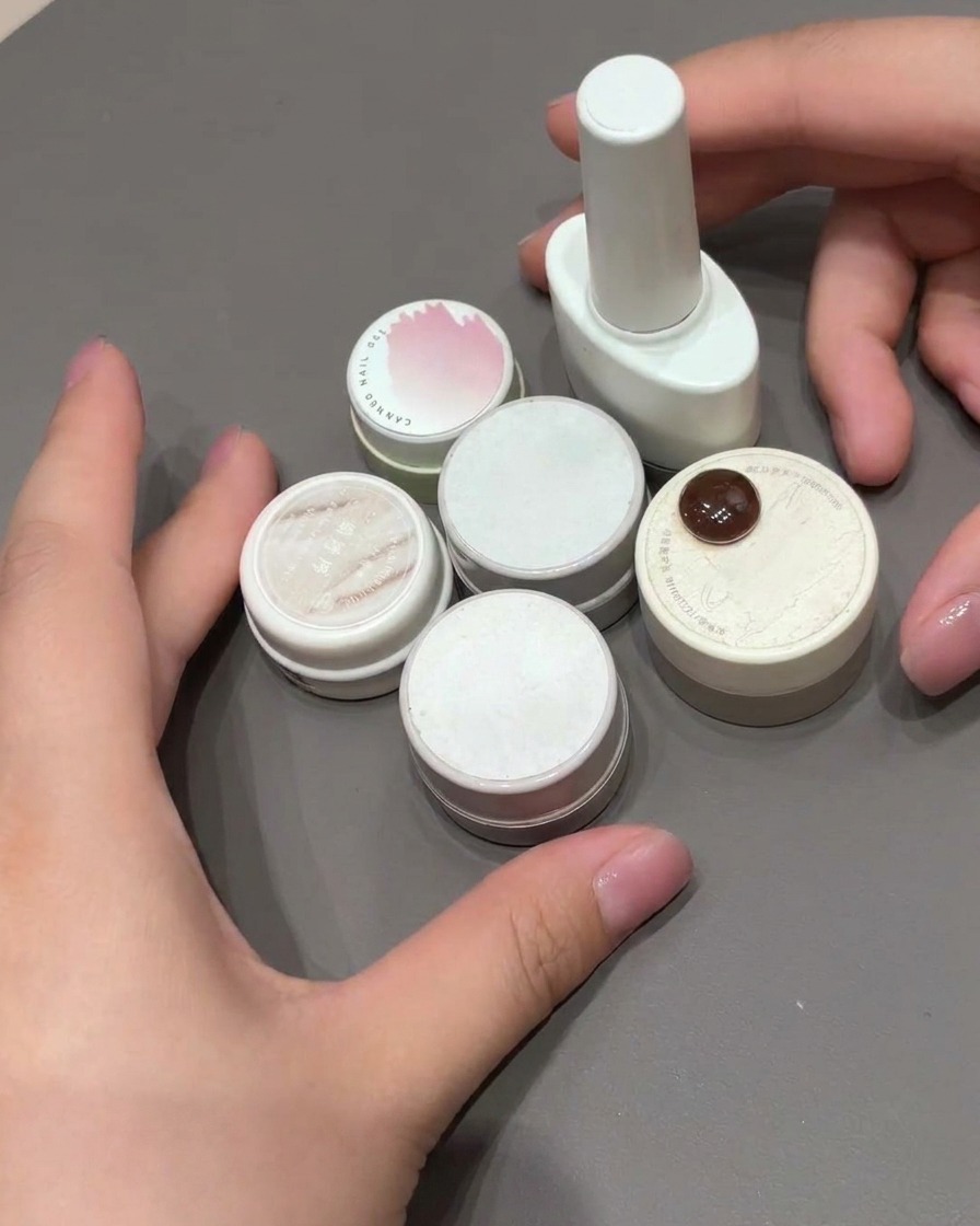 Primer plano de una uña mostrando un suave degradado rosa con efecto rubor creado sobre una base clara.