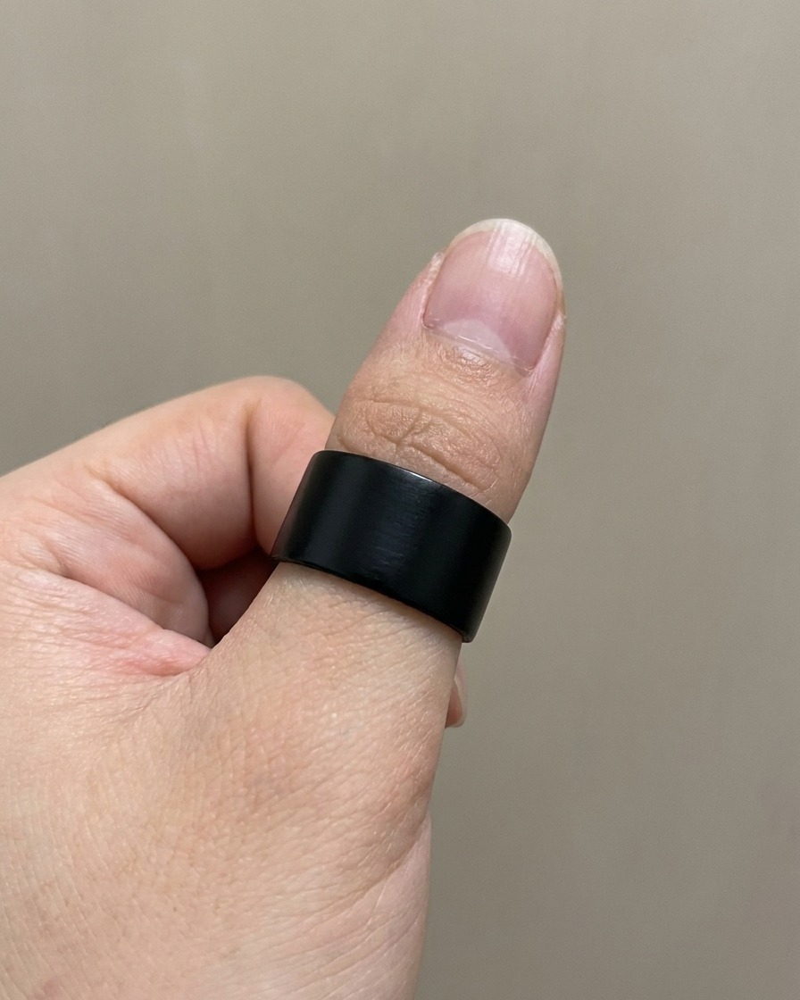 Primer plano del tip de una uña mostrando un degradado multicolor y suave logrado mediante el difuminado con esponja.