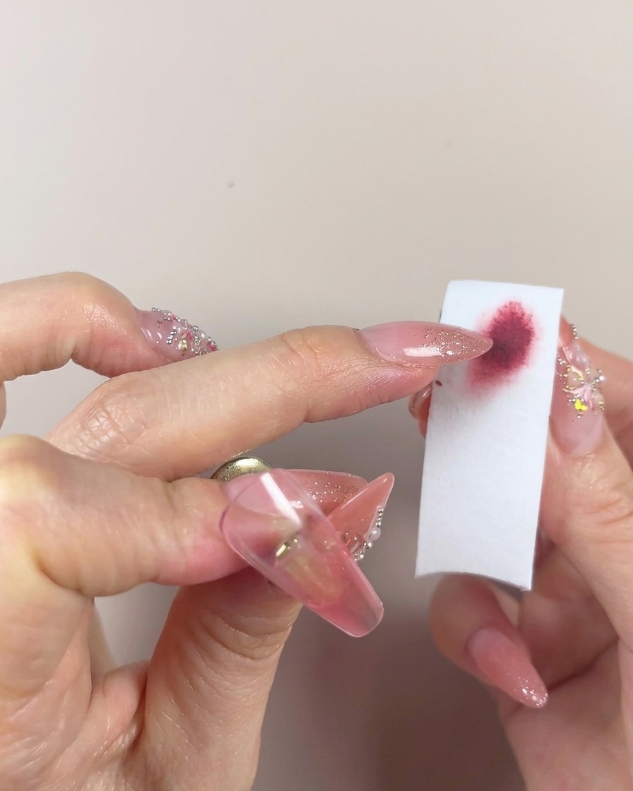 Primer plano que muestra el borde de la esponja difuminando suavemente el color del gel para una transición fluida.