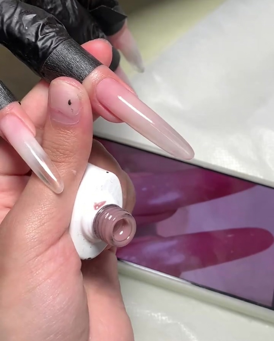 Una pequeña esponja utilizada para dar toques en el área de transición entre los dos colores de gel.