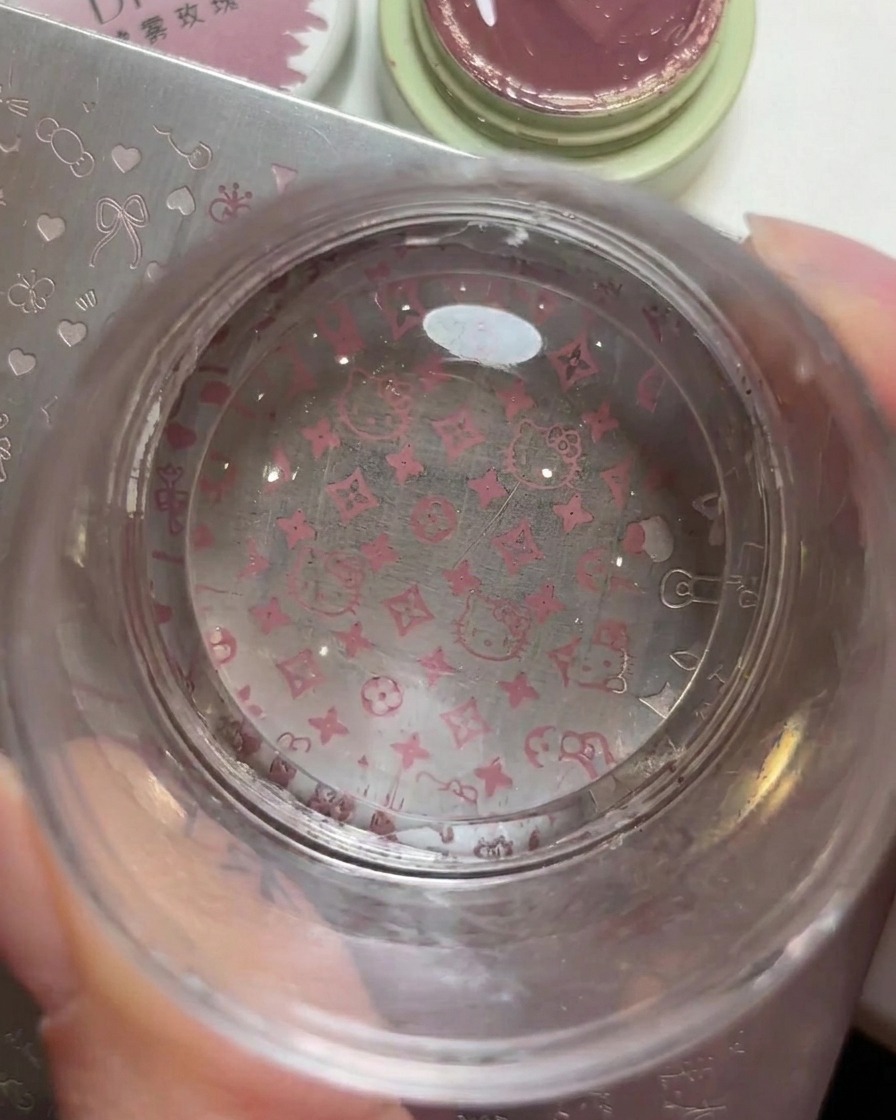Un estampador de silicona transparente que muestra claramente el patrón de Hello Kitty y el logotipo recogido.