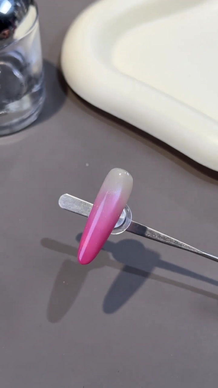 Uñas Ombré Rosa con Efecto Cat-Eye: Tutorial Paso a Paso