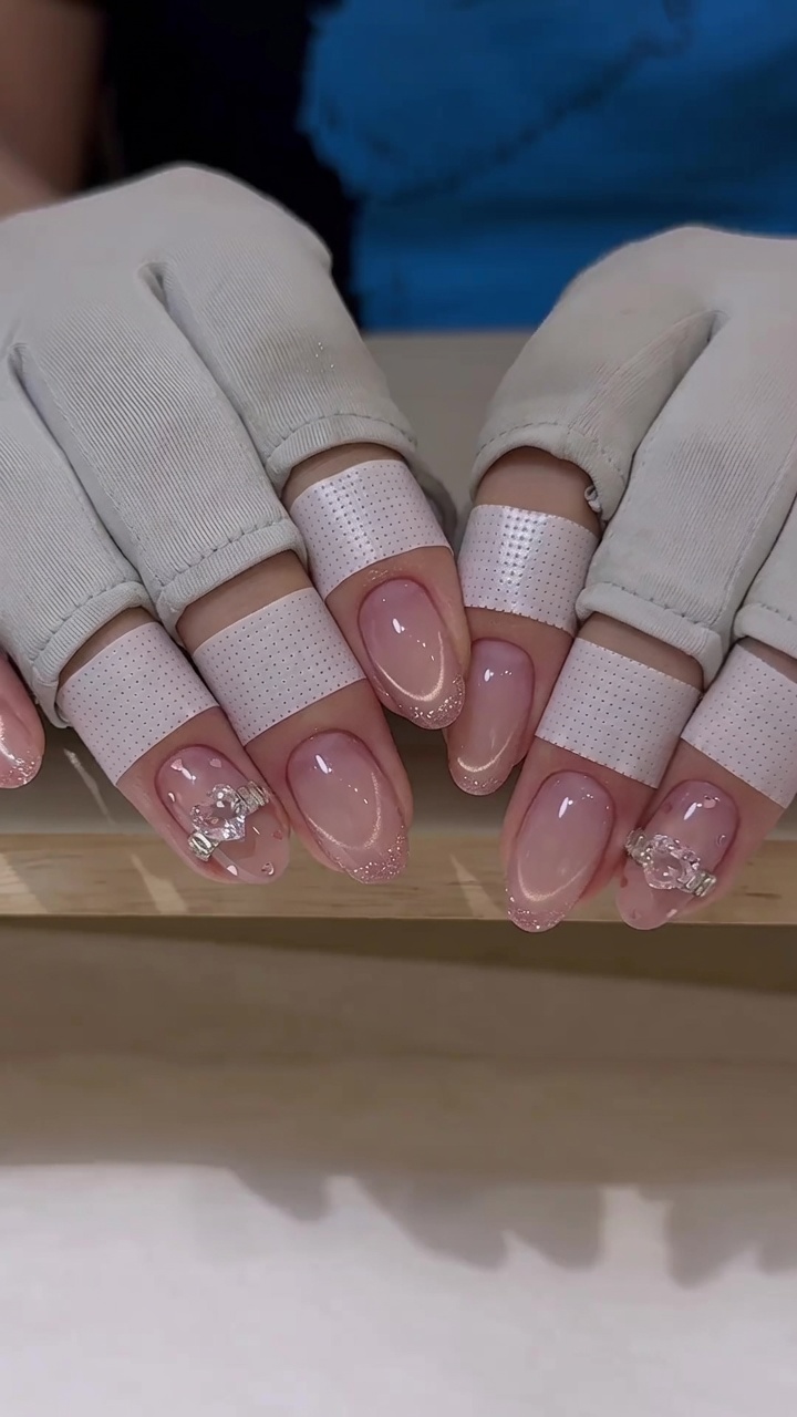 Uñas Francesas Rosa con Efecto Cat Eye y Dijes de Corazón — Tutorial