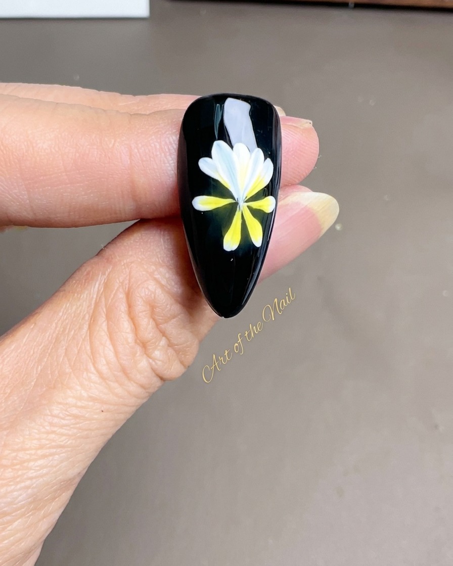 Pincel de detalle añadiendo pétalos blancos nítidos sobre una base floral existente.